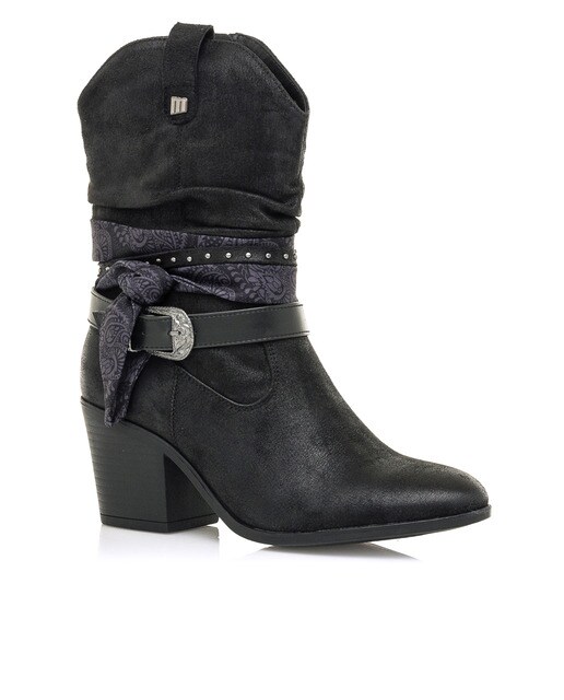Botas pretas com adorno de fivela e lenço