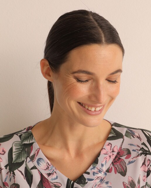 Vestido com estampado floral e botões