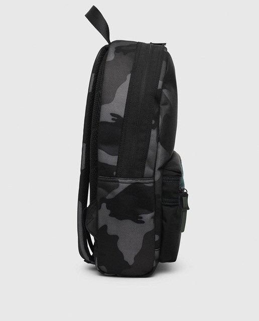 Mochila com estampado de camuflagem em tom cinzento e espaço para portátil