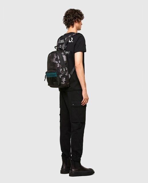 Mochila com estampado de camuflagem em tom cinzento e espaço para portátil