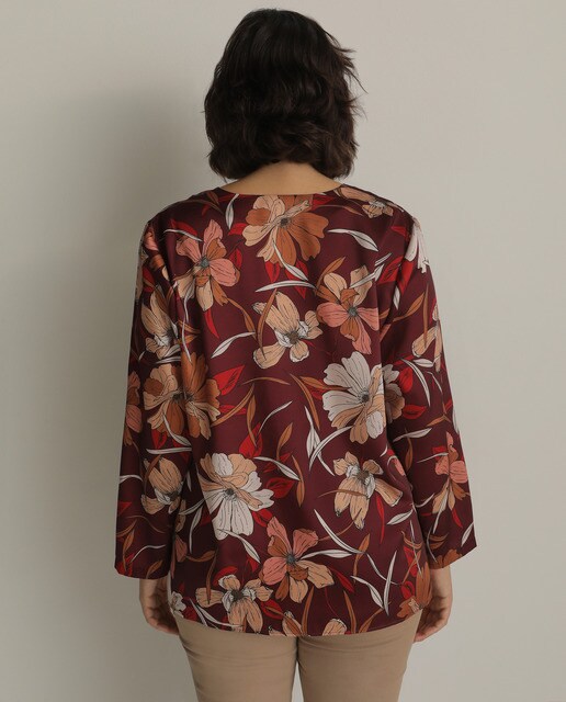 Blusa de mulher tamanhos grandes com estampado floral e decote em bico