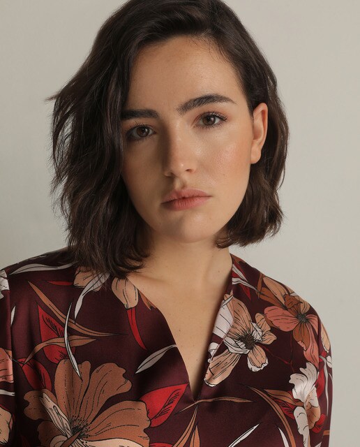 Blusa de mulher tamanhos grandes com estampado floral e decote em bico