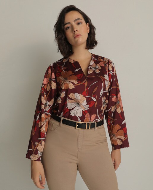 Blusa de mulher tamanhos grandes com estampado floral e decote em bico