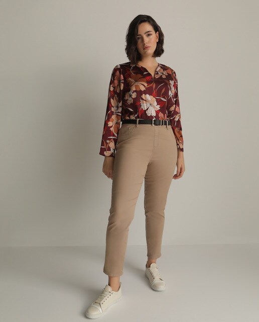 Blusa de mulher tamanhos grandes com estampado floral e decote em bico