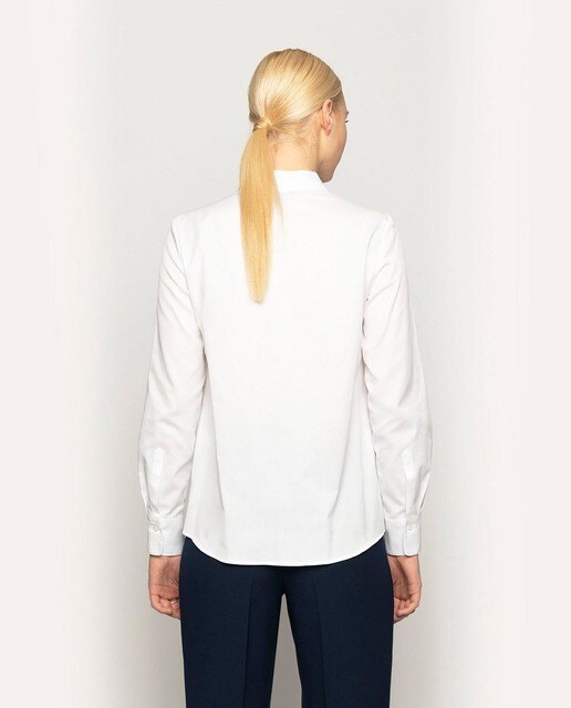 Camisa de mujer Mirto en color blanco y cuello chimenea