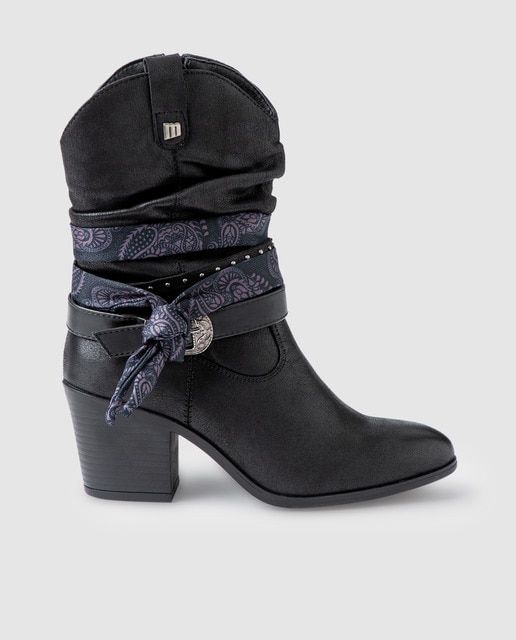 Botas pretas com adorno de fivela e lenço