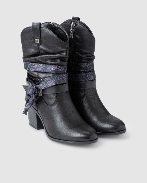 Botas pretas com adorno de fivela e lenço