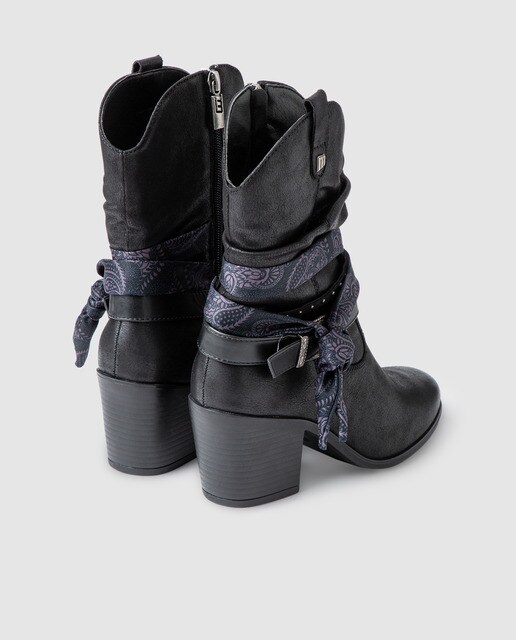 Botas pretas com adorno de fivela e lenço