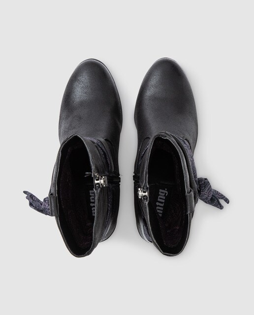 Botas pretas com adorno de fivela e lenço