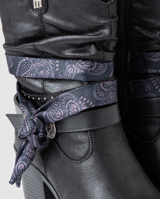 Botas pretas com adorno de fivela e lenço