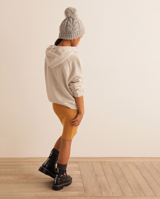 Sweatshirt cinzenta com capuz e bordado