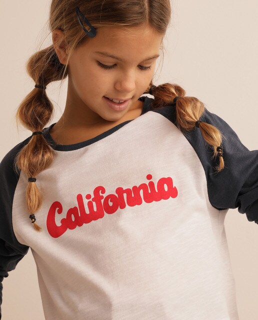 T-shirt cropped ''California'' com manga azul