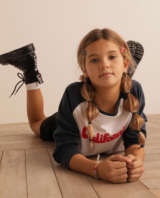 T-shirt cropped ''California'' com manga azul