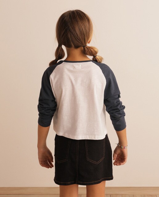 T-shirt cropped ''California'' com manga azul