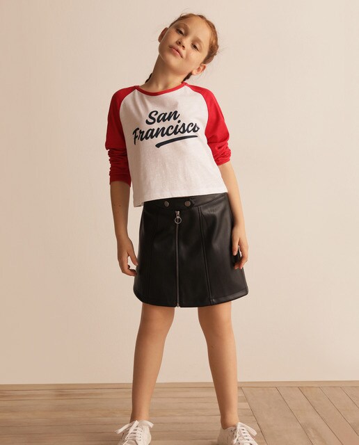 T-shirt cropped ''San Francisco'' com manga vermelha