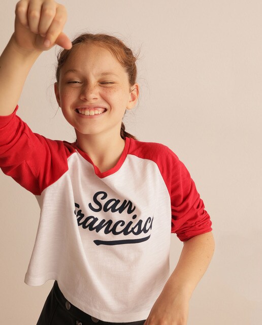 T-shirt cropped ''San Francisco'' com manga vermelha