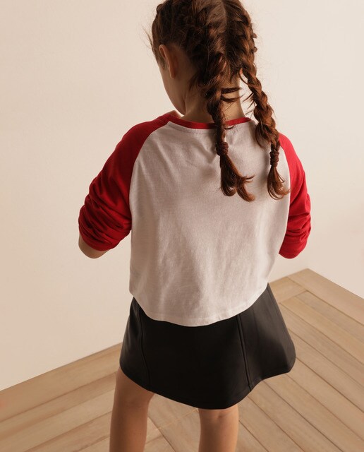 T-shirt cropped ''San Francisco'' com manga vermelha