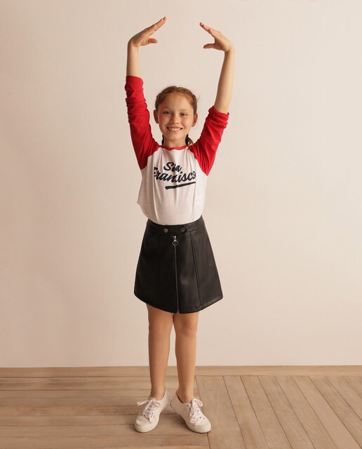 T-shirt cropped ''San Francisco'' com manga vermelha