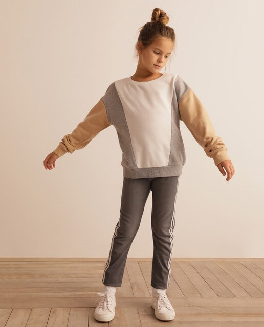 Jeans cinzentas com fitas desportivas
