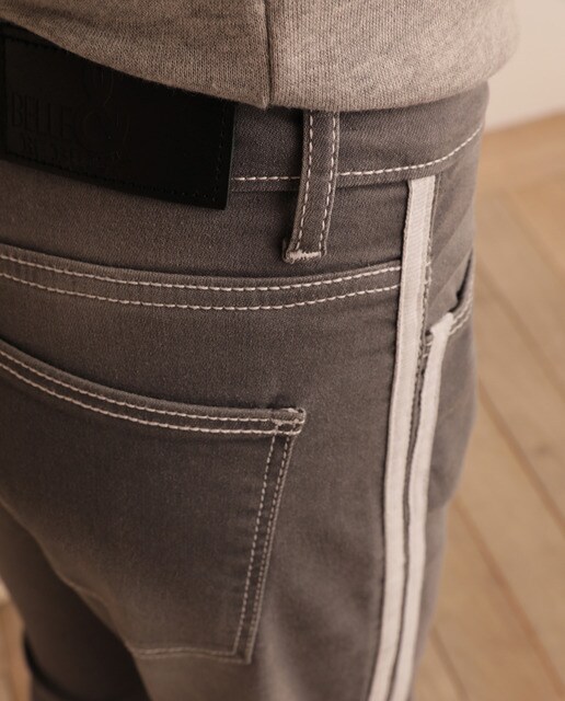 Jeans cinzentas com fitas desportivas