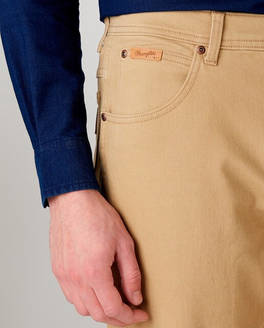 Pantalón cinco bolsillos de hombre regular beige