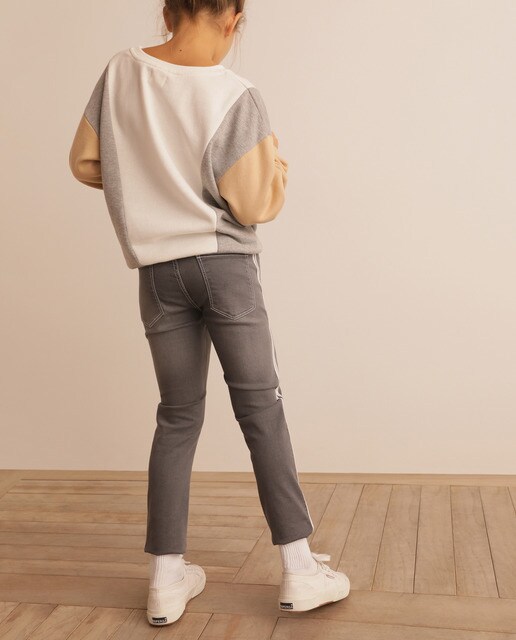 Jeans cinzentas com fitas desportivas