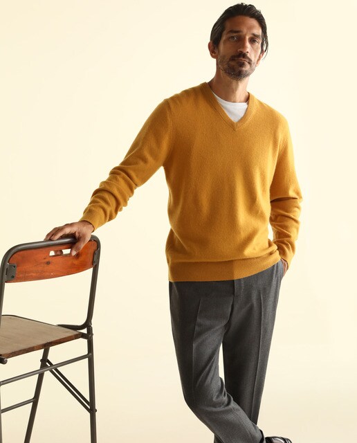 Jersey de de lana 100 % cashmere de hombre Emidio Tucci mostaza con el cuello de pico