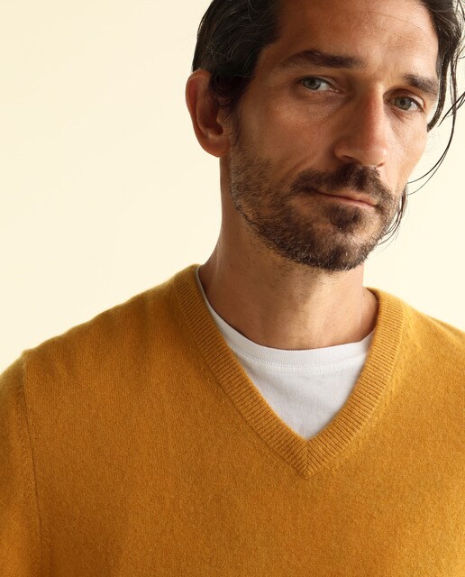 Jersey de de lana 100 % cashmere de hombre Emidio Tucci mostaza con el cuello de pico