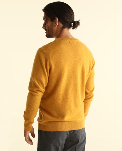 Jersey de de lana 100 % cashmere de hombre Emidio Tucci mostaza con el cuello de pico