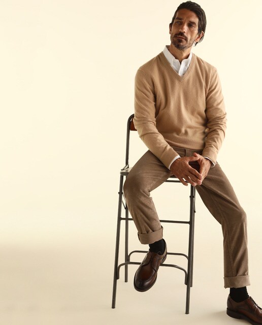 Jersey de lana 100% cashmere de hombre Emidio Tucci beige con el cuello de pico