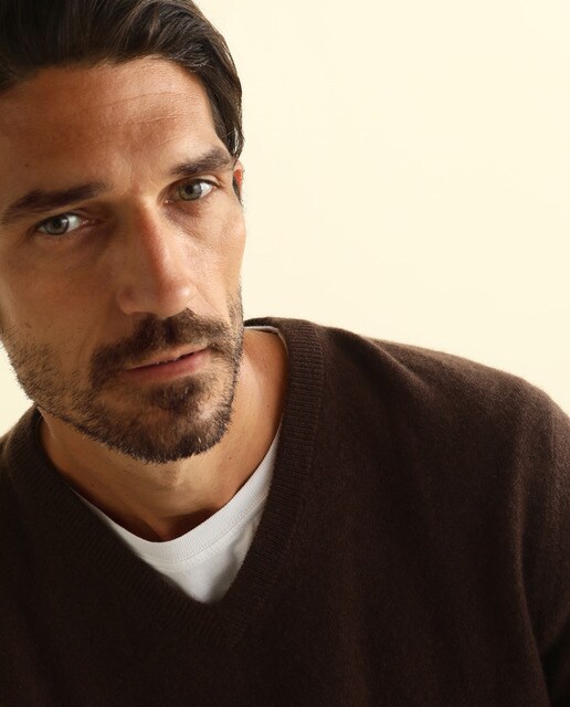 Jersey de lana 100% cashmere de hombre Emidio Tucci marrón con el cuello de pico