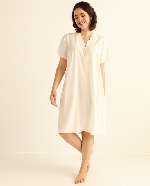 Camisón corto de mujer con encaje