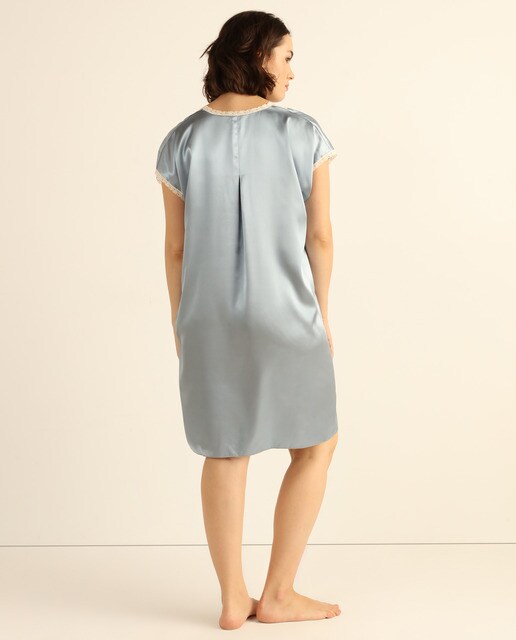 Camisa de dormir curta com pormenores de renda