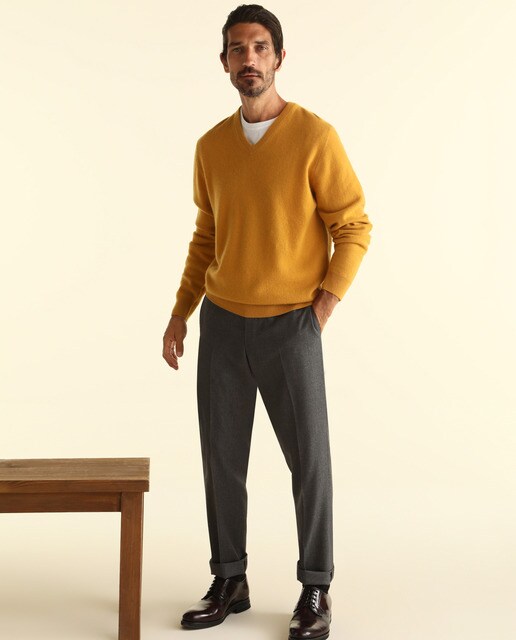 Jersey de de lana 100 % cashmere de hombre Emidio Tucci mostaza con el cuello de pico