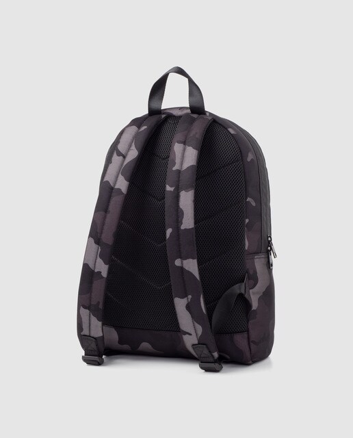 Mochila com estampado de camuflagem em tom cinzento e espaço para portátil