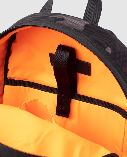 Mochila com estampado de camuflagem em tom cinzento e espaço para portátil