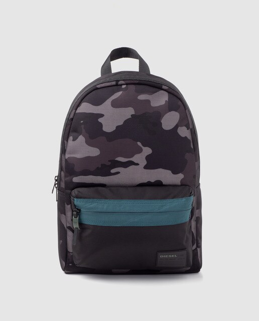 Mochila com estampado de camuflagem em tom cinzento e espaço para portátil