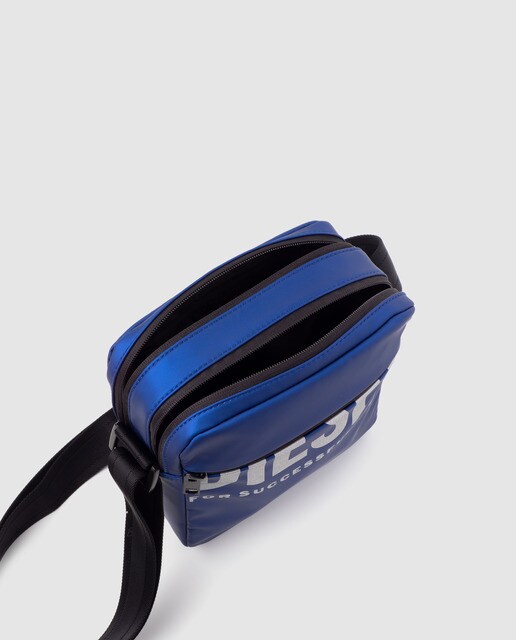 Mala a tiracolo azul com estampado da marca e fecho-éclair