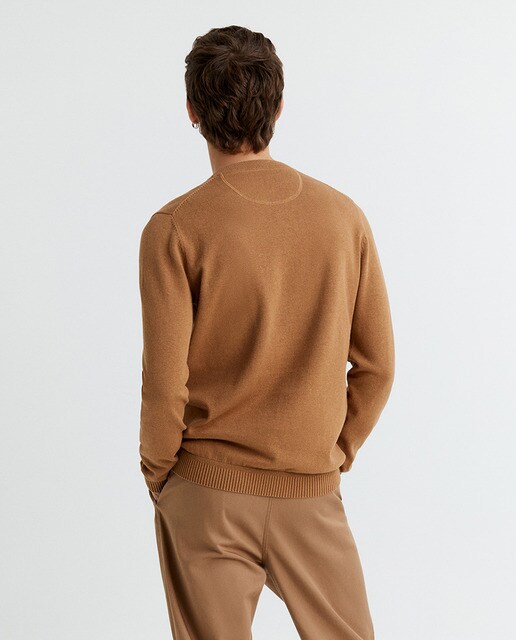 Jersey de hombre camel con cuello caja