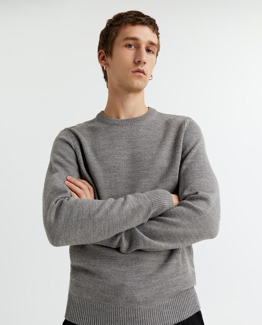 Jersey de hombre gris claro con cuello caja