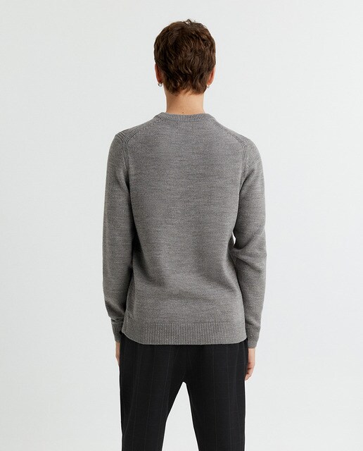 Jersey de hombre gris claro con cuello caja