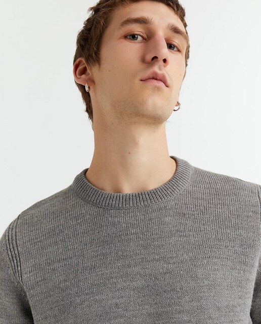 Jersey de hombre gris claro con cuello caja