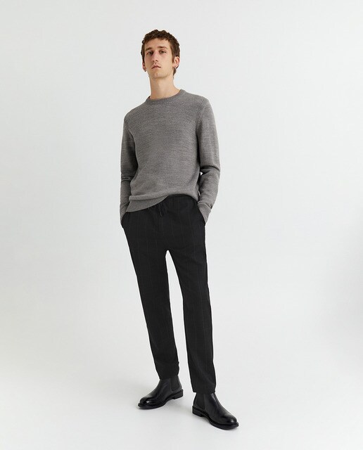 Jersey de hombre gris claro con cuello caja