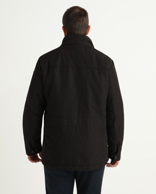 Parka preta de homem com quatro bolsos tamanhos grandes