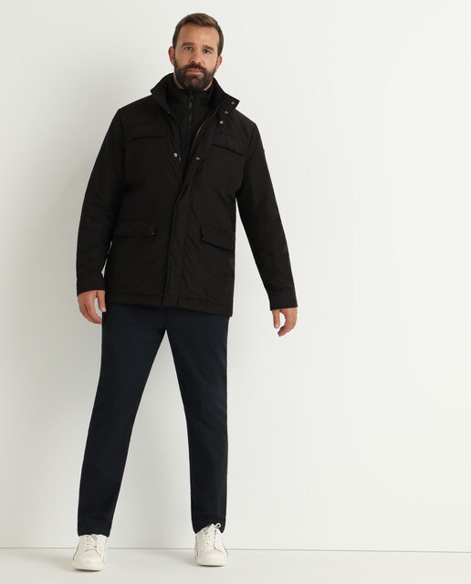 Parka preta de homem com quatro bolsos tamanhos grandes