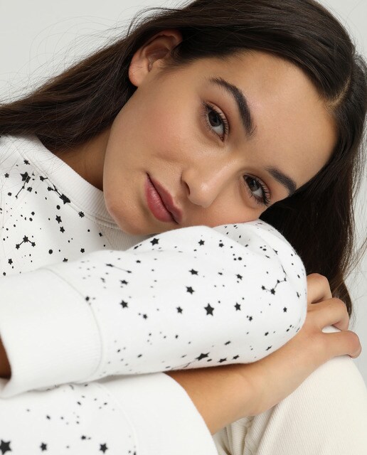 Sweatshirt com all over print e pêlo de borrego