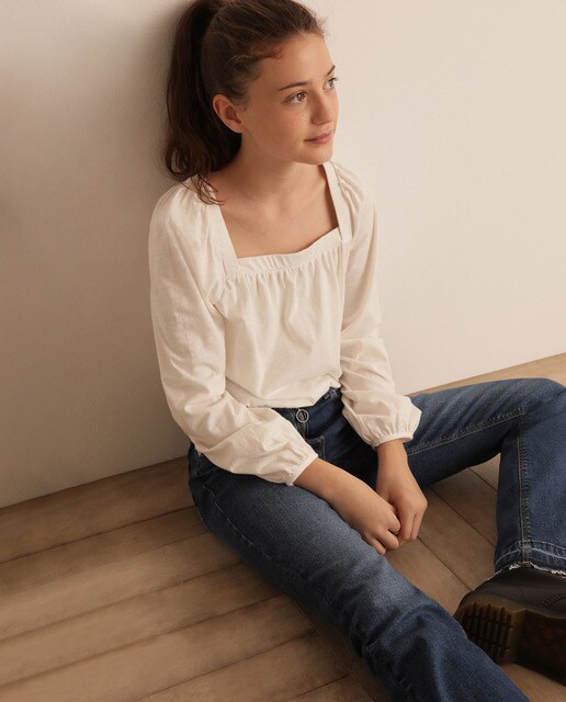 T-shirt branca com decote quadrado