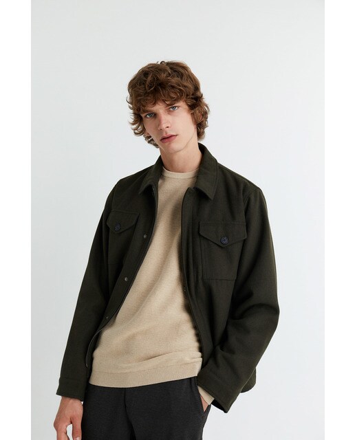 Jersey de hombre beige con cuello caja