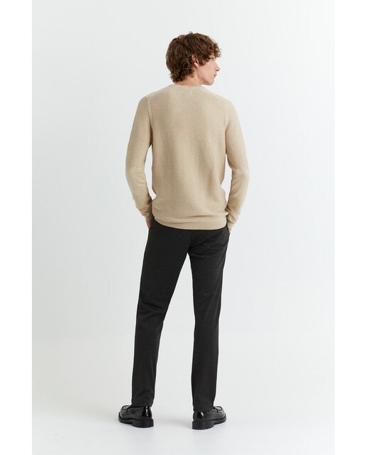 Jersey de hombre beige con cuello caja