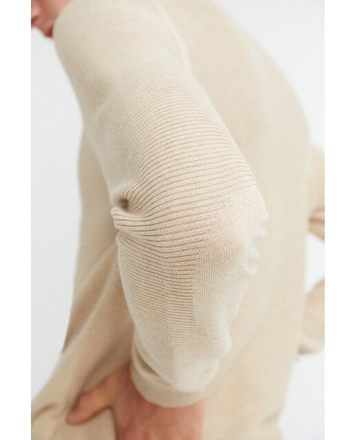 Jersey de hombre beige con cuello caja